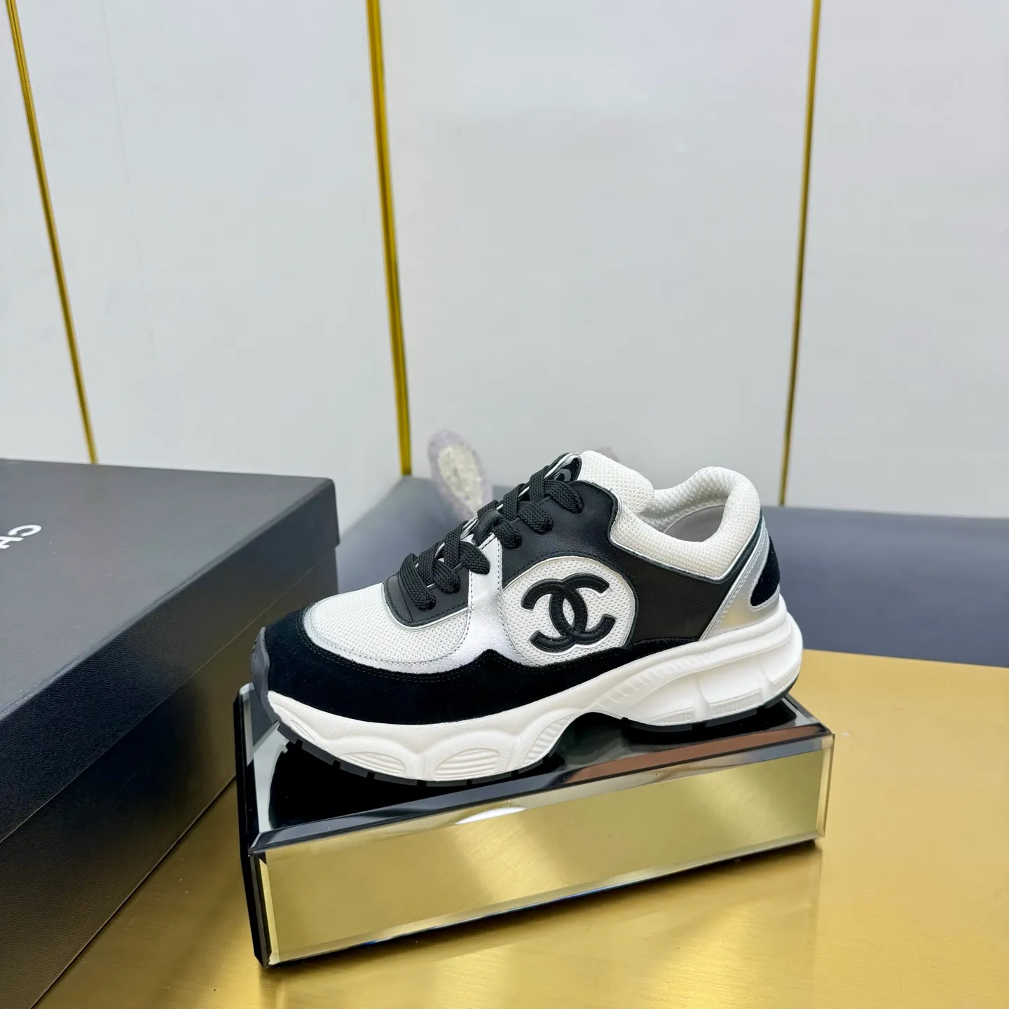 p700🐮🐮Upgraded version, upgraded version, upgraded version! No rebuttal accepted! ! ! ! Chanel Chanel dad shoes, couples' model for men and women - 2025 top casual sneakers in the counter. This classic design; the upper is electro-embroidered with various techniques; ❷The inner lining is made of: original Yangli + net ❸The outsole is based on: the original TPU combination outsole. The full set of boutique packaging for women 35–41